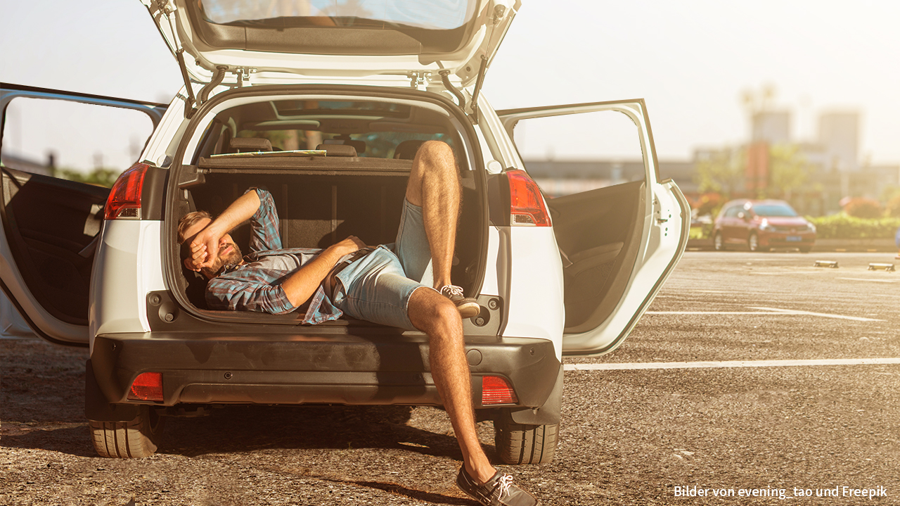 Auto im Sommer auf einem Parkplatz