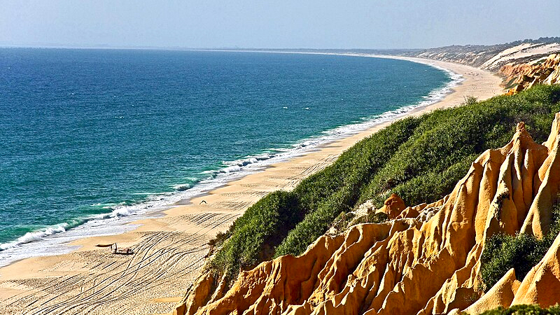 Nahe Comporta liegt die Praia da Galé-Fontaínhas vor der fossilen Steilküste, in der man fünf Millionen Jahre alte Versteinerungen sehen kann.