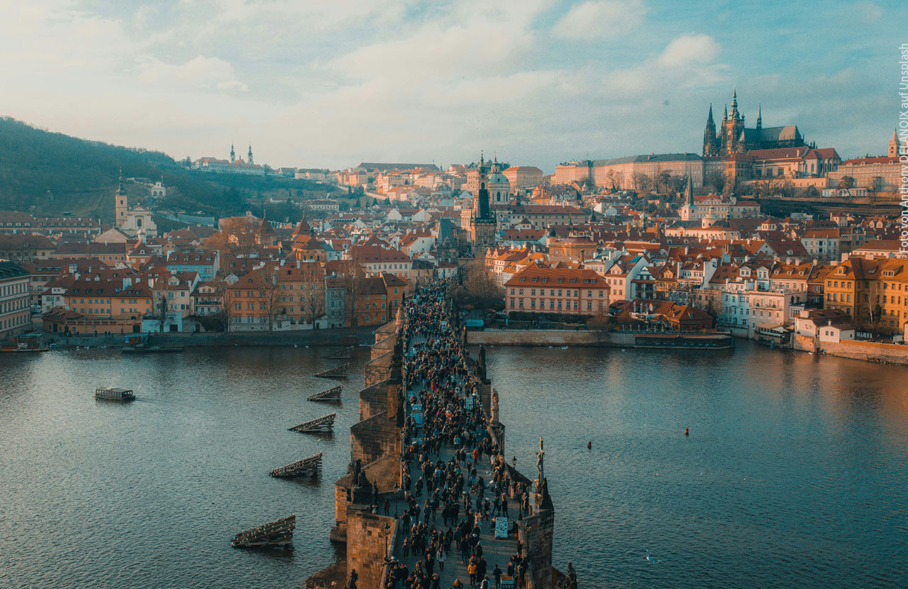 Karlsbrücke im winterlichen Prag | Foto von Anthony DELANOX auf Unsplash